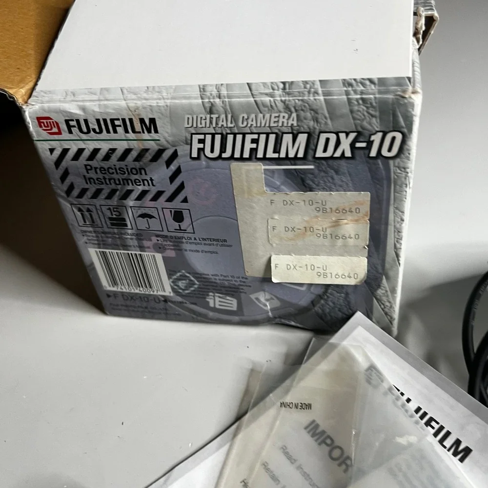 Fujifilm DX-10 Vintage Digital Camera Black Fujinon Lens 5.5mm CCD Boxed Kit‎